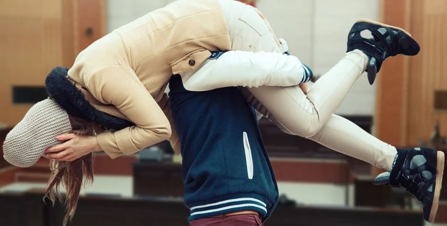 В Китае муж вынес жену на спине из зала суда, развод, скандал, отношения пары, домашнее насилие, брак