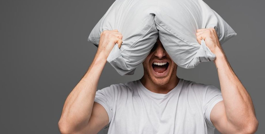 крик, крик у подушку