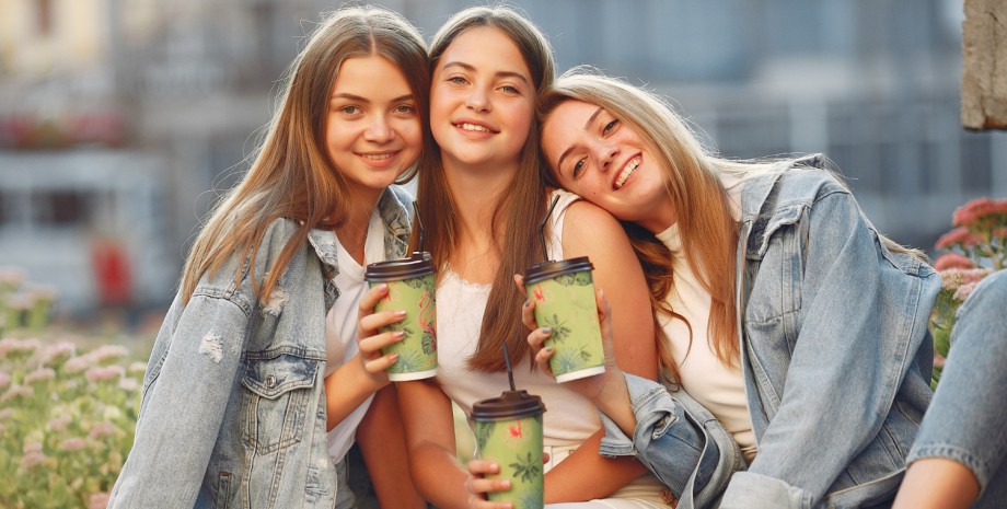 Девочки-подростки пьют кофе