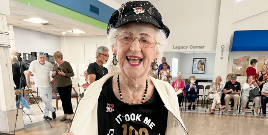 Бабуся, пенсіонерка, старенька, 100-річна американка