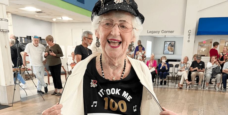 Бабуся, пенсіонерка, старенька, 100-річна американка