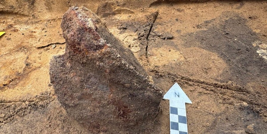 шлем, Римская империя, Дания, археологи, археология, захоронение, артефакт, находка, пластины, оружие, кольчуга, доспехи, украшения