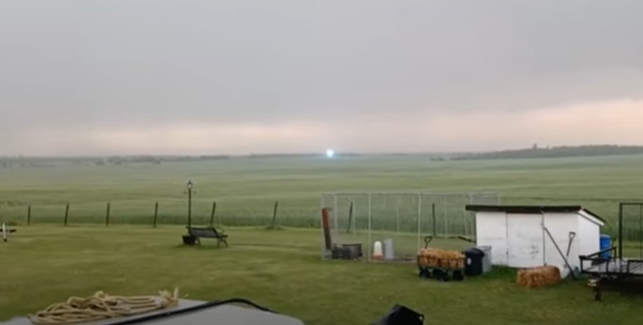 Подружжя спостерігало за бурею на ганку, а потім стали свідками рідкісного явища