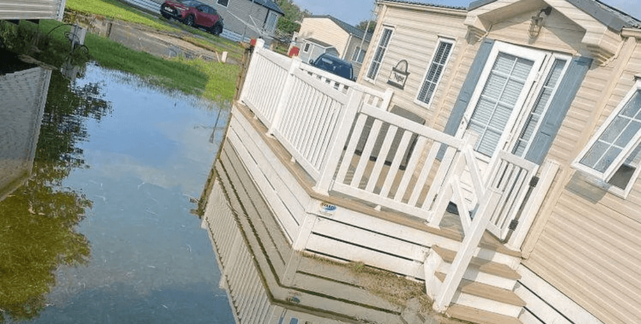 Подружжя живе на ділянці, яку постійно затоплює і не може продати свій фургон