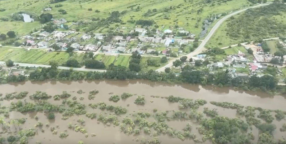 Plus de dix zones et une maison d'habitation étaient sous l'eau. La vague a couv...