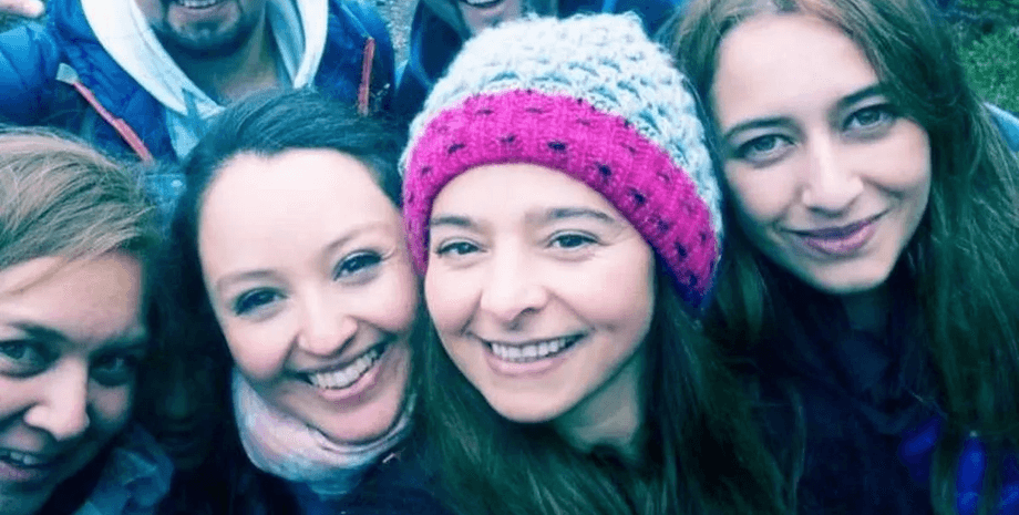 Селфі друзів, загадкове обличчя на фото, моторошний знімок, прихована деталь на фото, моторошне селфі, обличчя на задньому плані, не помітили обличчя