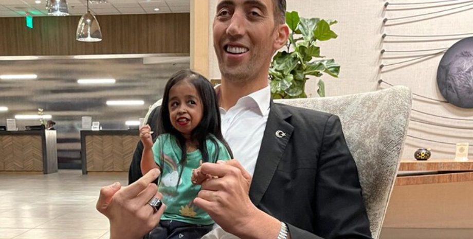 Султан Кьосен із Туреччини, Книга рекордів Гіннеса, Джьоті Амге з Індії, фото, зустріч, найвищий у світі чоловік