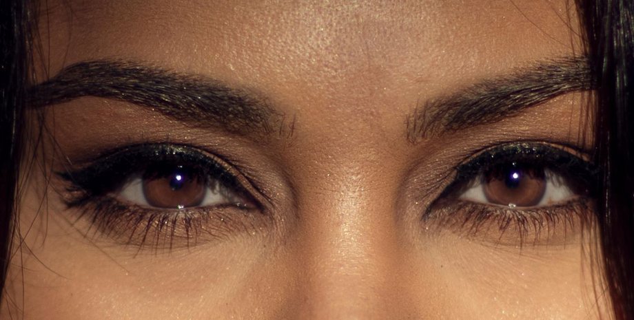 девушка нанесла косметику на глаза