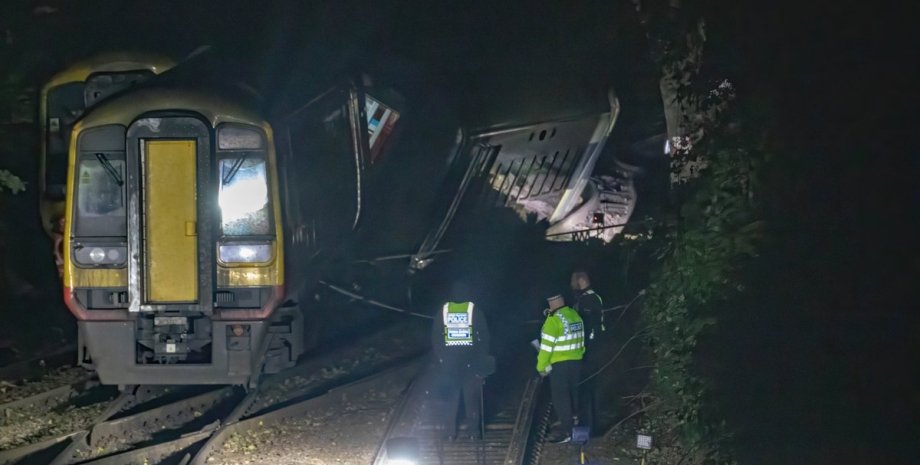 17 человек пострадали после столкновения поездов в Солсбери