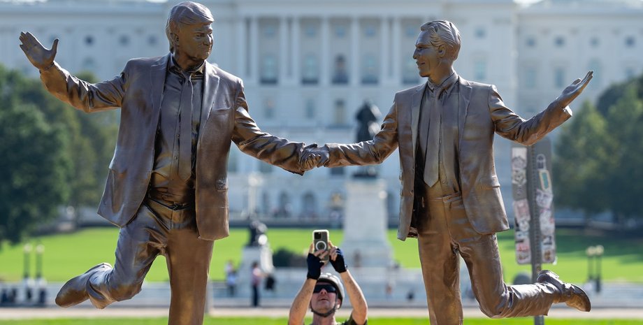 Скульптура стоїть на Національній алеї навпроти Капітолія