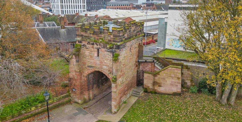 средневековая квартира, квартира в крепостной стене, ковентри