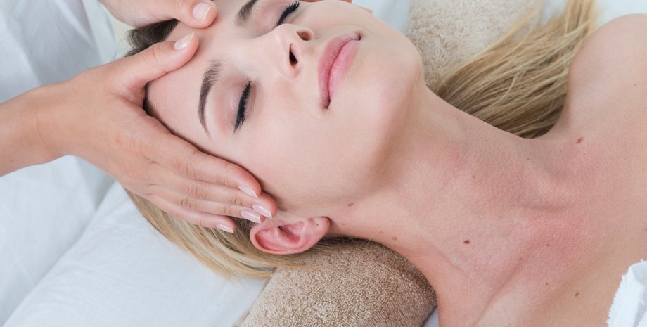 Девушка делает массаж лица