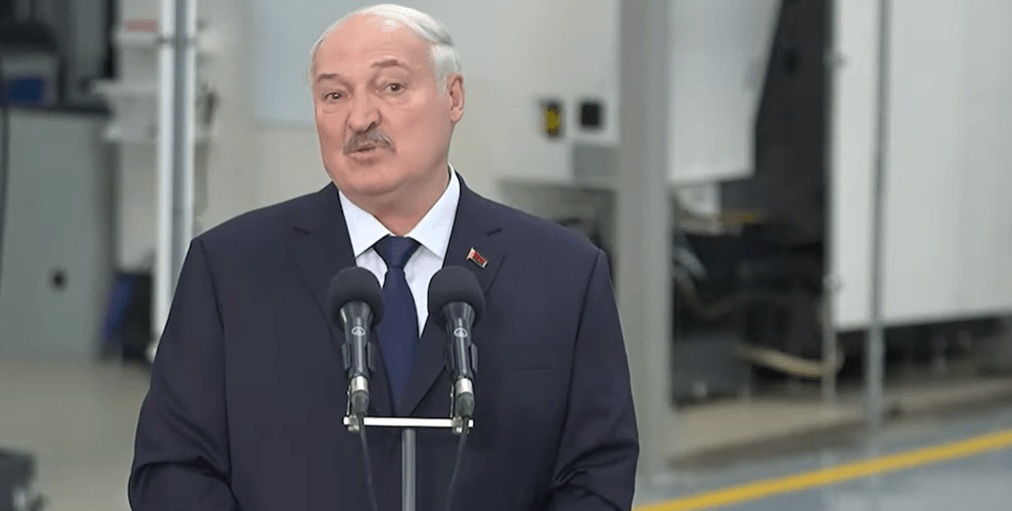 Лукашенко порадив жінкам чистити сніг лопатою Лукашенко пояснив жінкам, як вберегти красу та молодість