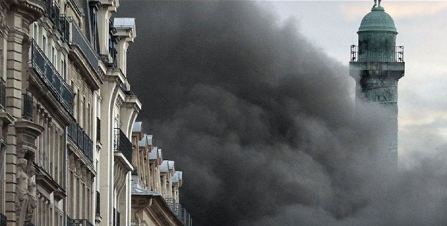 Пожар в Париже / Фото: twitter.com/LInternauteInfo