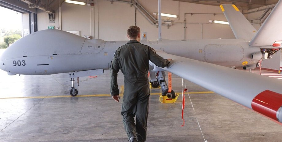 Ізраїльський пілот інспектує крило Hermes 900