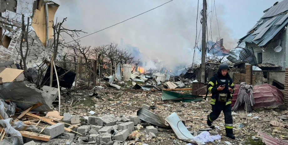 Сейчас на месте происшествия работают коммунальщики с тяжелой техникой мархаловка массированный обстрел рф 25 мая