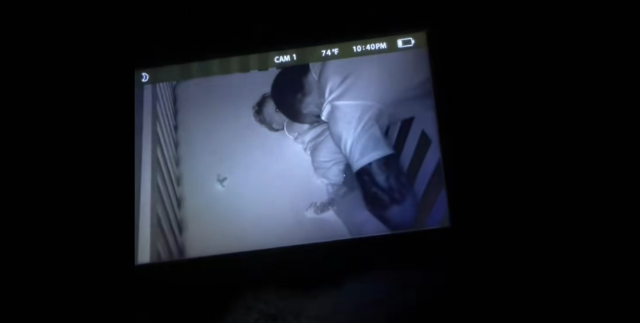 Отец решил проверить не испачкала ли подгузник его дочь, а жена сняла момент на видео