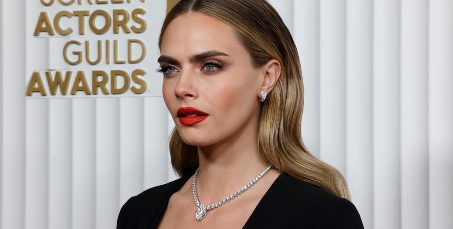 Кара Делевинь, Кара Делевинь и сиенна миллер на благотворительном вечере, анна винтур, вечернее платье