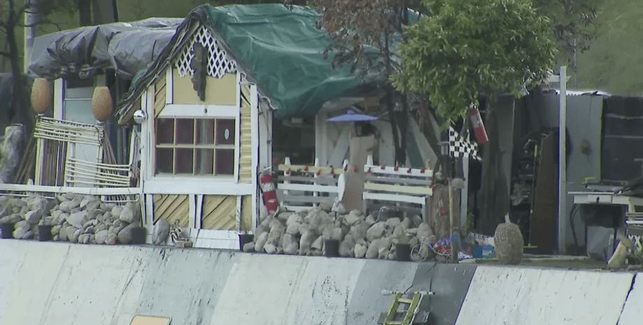 Мужчина без жилья построил дом рядом с дорогой, дом, жилье, лачуга, автострада, соседи, целый дом, дорогое жилье, цены на жилье