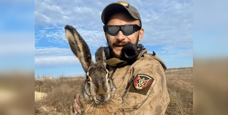 Український військовий, боєць ЗСУ, ЗСУ, військовий, врятував зайця, врятував тварину, величезний заєць, поле, війна в Україні, Херсон