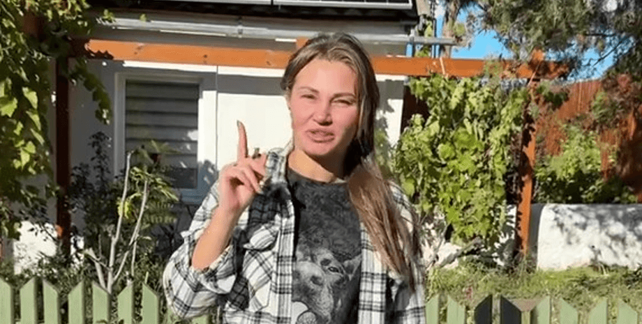 Женщина реставрирует дом в селе