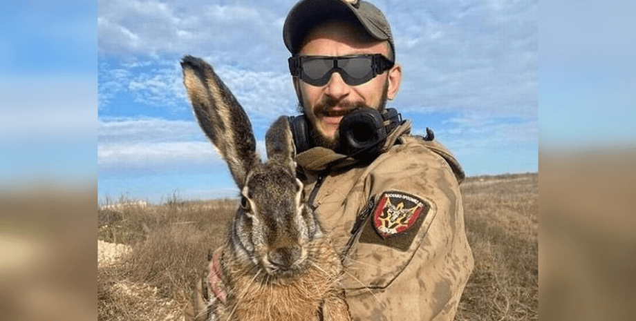Український військовий, боєць ЗСУ, ЗСУ, військовий, врятував зайця, врятував тварину, величезний заєць, поле, війна в Україні, Херсон