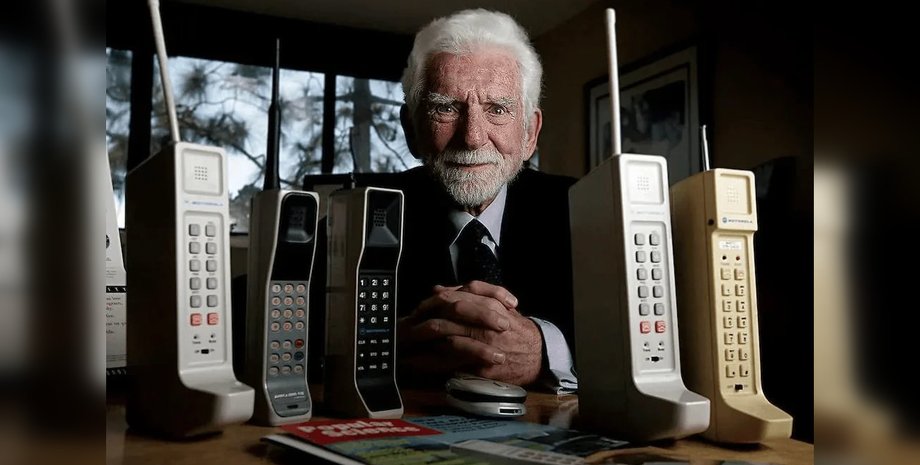 Мартін Купер з мобільними телефонами