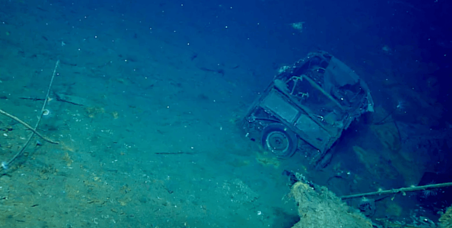 Чорний Ford Super Deluxe на затонулому кораблі