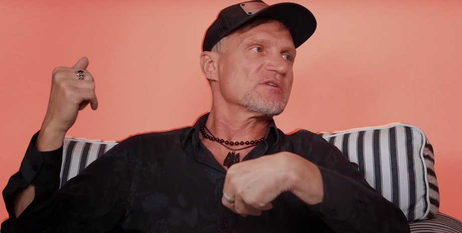 Олег Скрипка сидит на кресле