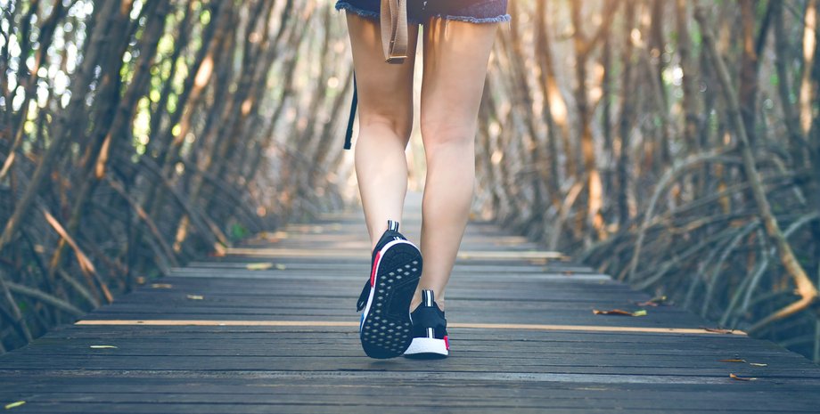 Дівчина в парку в навушниках