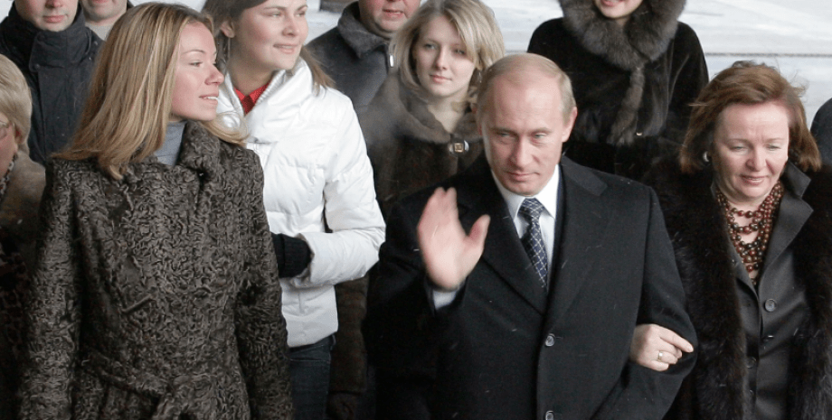 Путін з ексдружиною Людмилою та донькою Марією Путін з ексдружиною Людмилою та донькою Марією