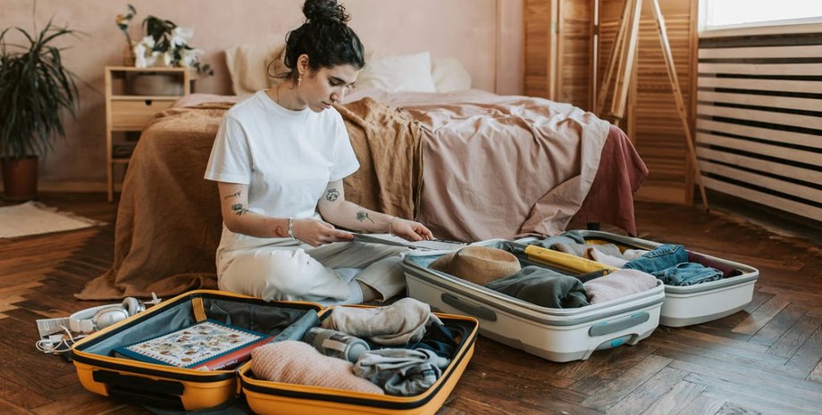Девушка собирает вещи в отпуск