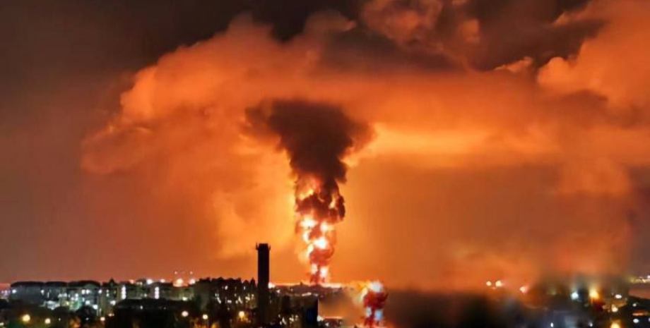 Le feu couvre de nouveaux terminaux, conduisant à de puissantes explosions. Les ...