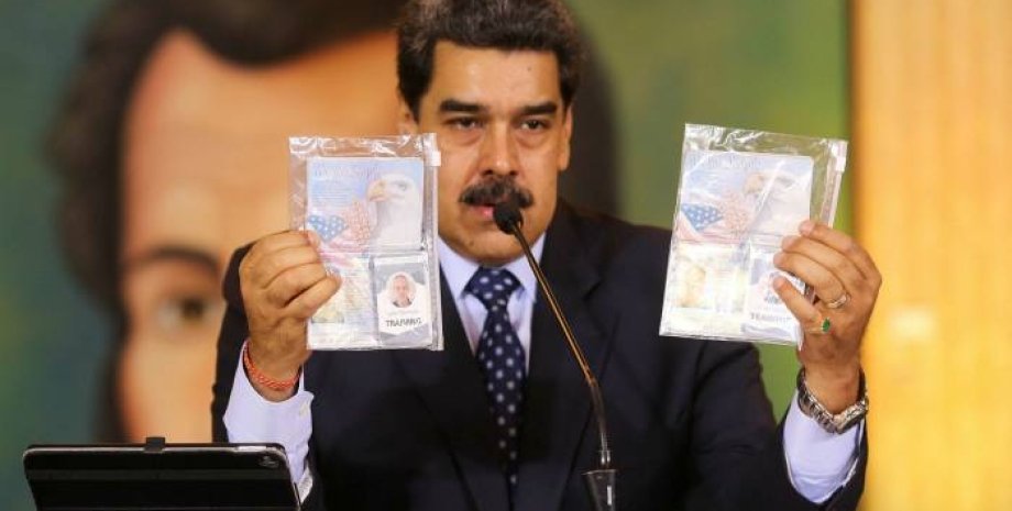 Мадуро с якобы паспортами задержанных американцев. Фото: Marcelo Garcia/Prensa Miraflores