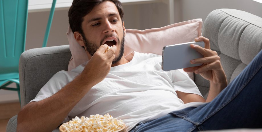 кіно, смартфон, попкорн