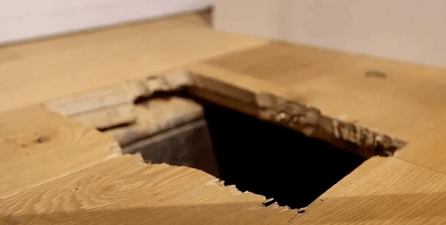 дыра в полу, отверстие в полу