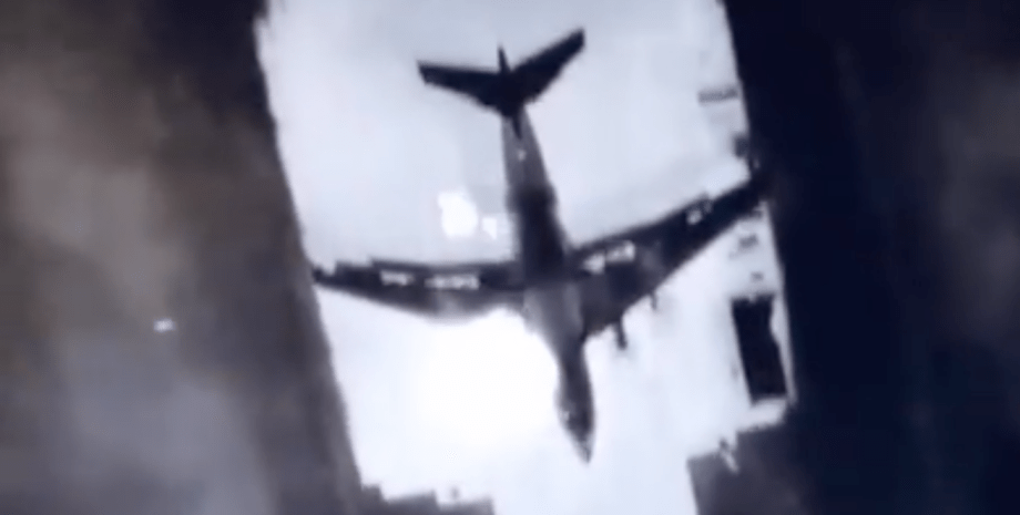 Кадры взрыва Ил--76 во время атаки в Пскове