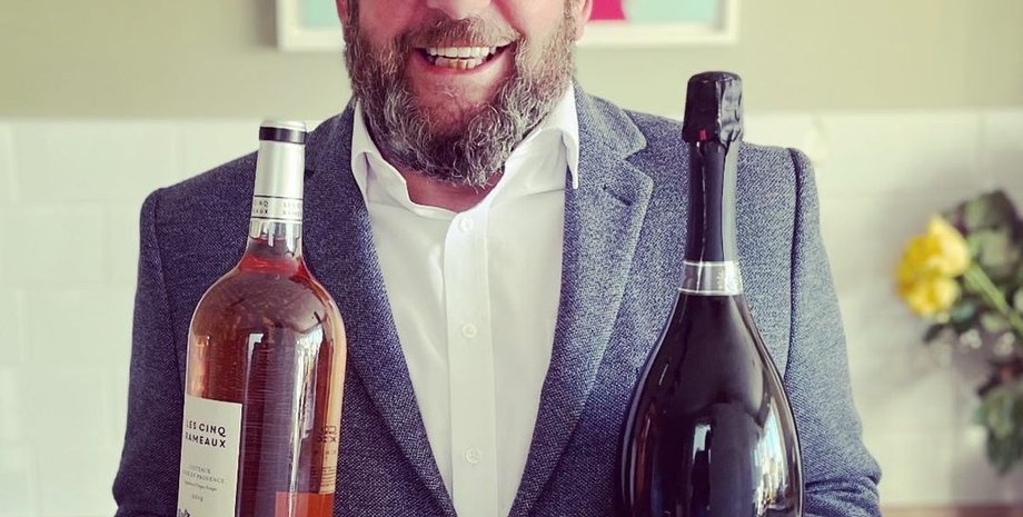 Дэниэл Праттли, работа дворецким, сколько платят дворецким, современный дворецкий