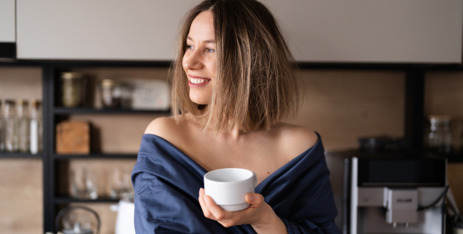 Женщина с кофе напиток, кофеин, чашка, кухня, кофемашинка