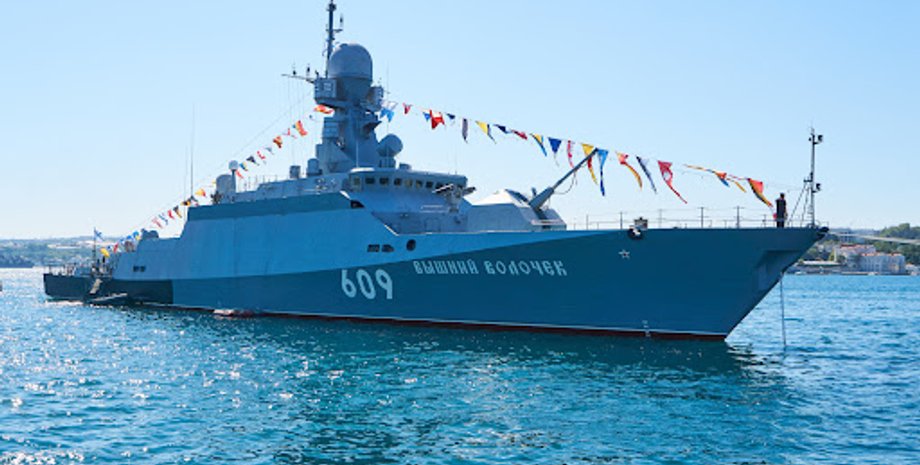 Корабель ЧФ РФ "тікав" від українських дронів і врізався у танкер - деталі Корабель ЧФ РФ "тікав" від українських дронів і врізався у танкер