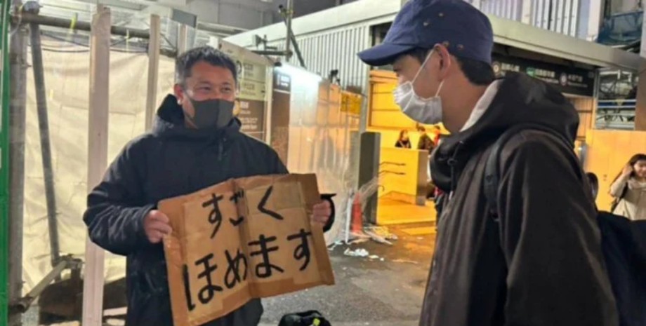 Мужчина хвалит прохожих Мужчина хвалит прохожих, необычная работа, хобби стало работой, сколько зарабатывает за день, хвалит прохожих на улице за деньги