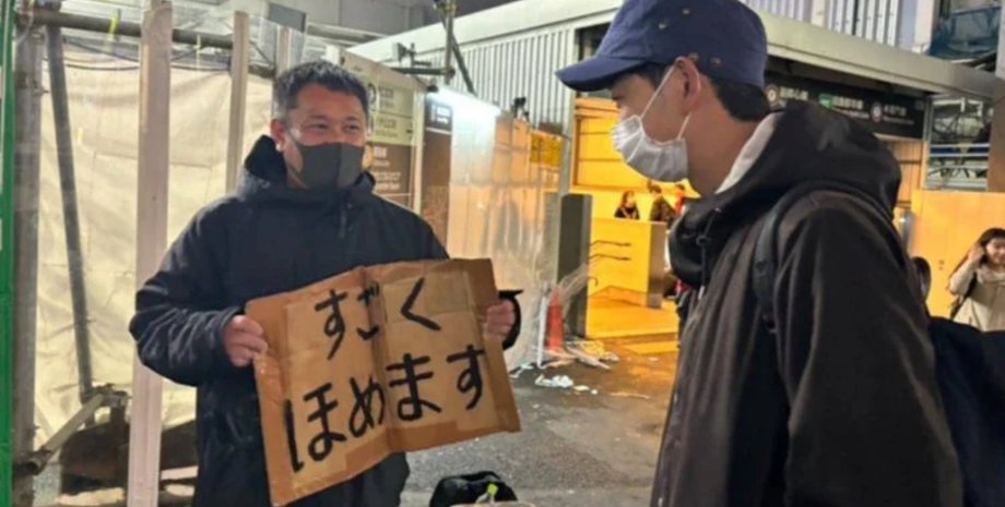 Чоловік хвалить перехожих, незвичайна робота, хобі стало роботою, скільки заробляє за день, хвалить перехожих на вулиці за гроші