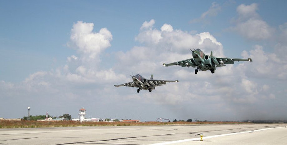 Звено самолетов ВКС РФ взлетает с авиабазы Хмеймим, Сирия / Фото: РИА Новости