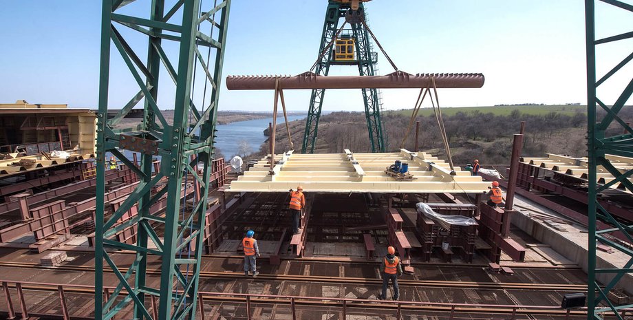 строительство моста, кран, работники