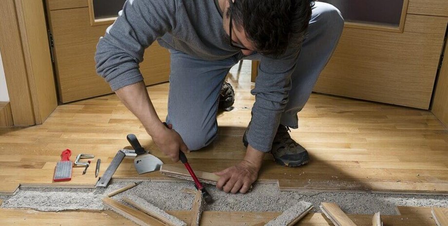 Обнаруженная под бетонным основанием лужа воды, найденная владельцем дома при вскрытии пола подвала