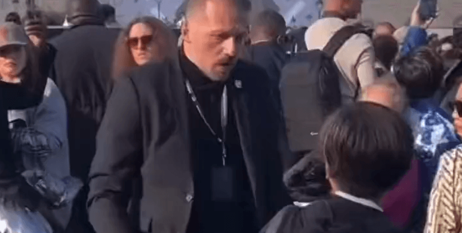 Louis Vuitton, показ моды, охранник ударил ребенка, луи витон, парижскую неделю моды