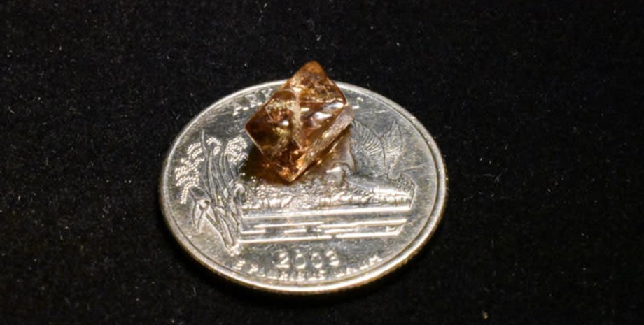 Алмаз, мужчина нашел алмаз, турист нашел алмаз, Crater of Diamonds, алмаз в парке, крупнейший алмаз года, драгоценный камень, необычный окрас