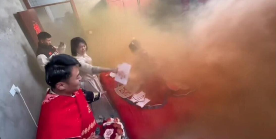Весілля в Китаї, курйоз, наречена ледь не задихнулась, відео, дивні історії