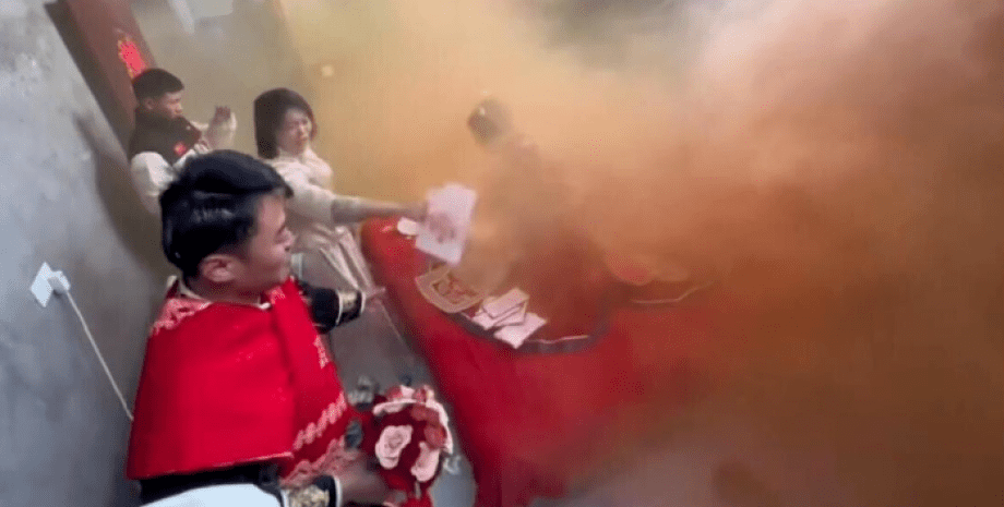 Весілля в Китаї, курйоз, наречена ледь не задихнулась, відео, дивні історії