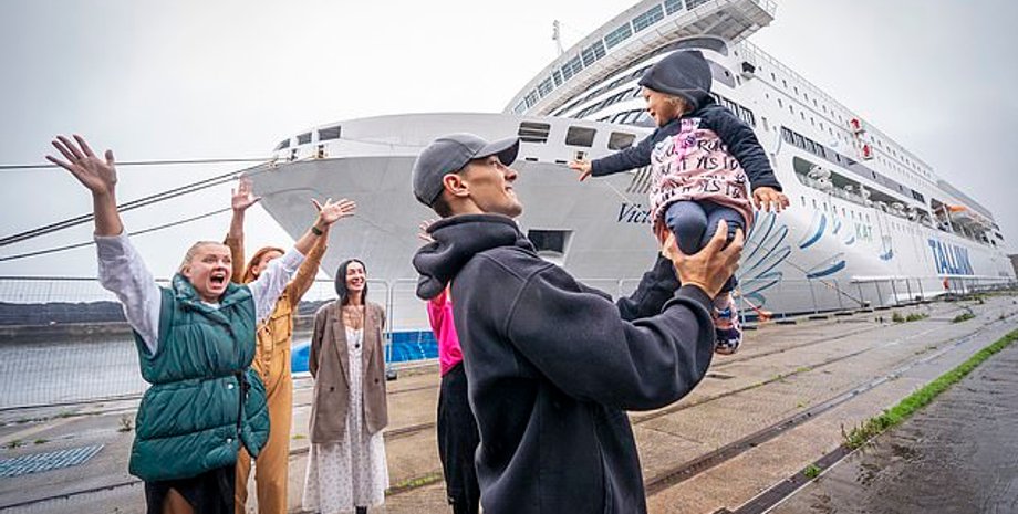 Корабль MS Victoria, украинские беженцы, беженцы из украины, беженцы в европе